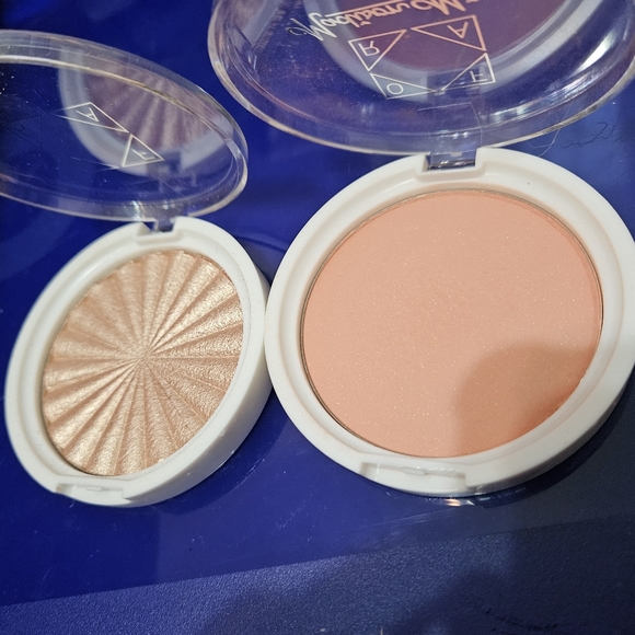 Ofra collabs: blush by Madison Miller and highlighter by Nikki Tutorials - Picture 2 of 3